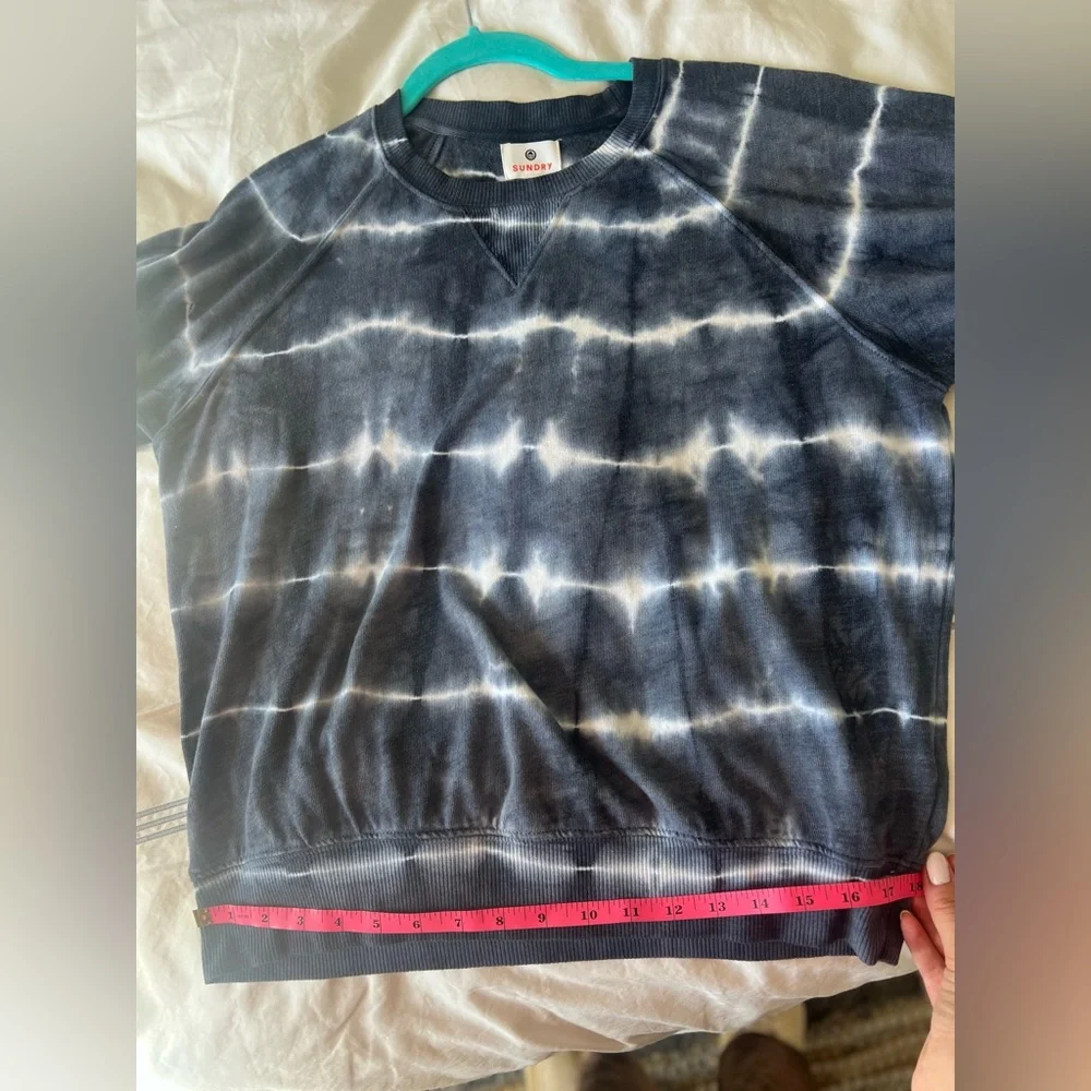 Sundry Tie Dye Puff Sleeve Raglan Sweatshirt in Navy/White Size S (4-6) - Picture 3 of 15